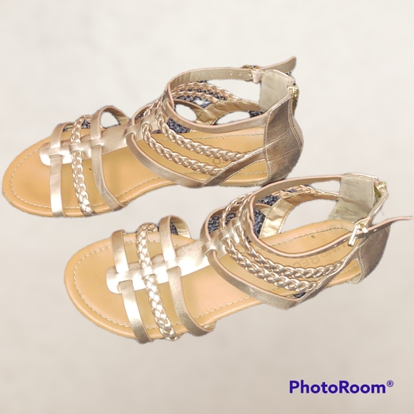 Unr8ed Shoes - *FINAL SALE* EUC Unr8ed Sandals Size 10